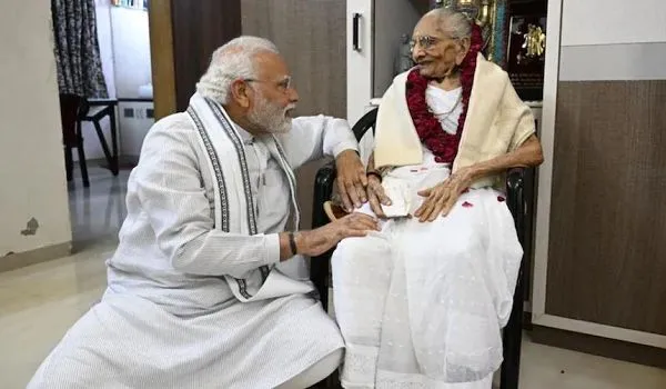 Heeraben Modi Passed Away: PM नरेंद्र मोदी की मां हीरा बा का 100 साल की उम्र में निधन, भावुक ट्वीट कर बोले- शानदार शताब्दी का ईश्वर चरणों में विराम